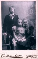 Familieportret van Charles, Annie en Paula van Oppenraaij