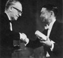 Minister Vrolijk overhandigt de Edison prijs aan pianist Yi-Kwei Sze