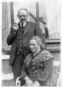 Henricus Johannes Dominicus Gregorius en Maria Hermanna Heijen rond 1950 voor hun huis in Bussum