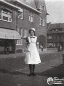 Ann Numeijer, 1923-2011, voor de bakkerswinkel Narcisstraat 6, Stratum.