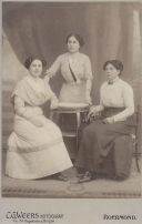 Aldegonda Hubertina Thissen met 2 van haar dochters; Joanna Maria en Joanna Maria Hubertina Schulpen rond 1900. 